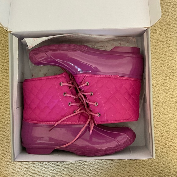 Duck Boots brand new in box - fun magenta color - Picture 1 of 5